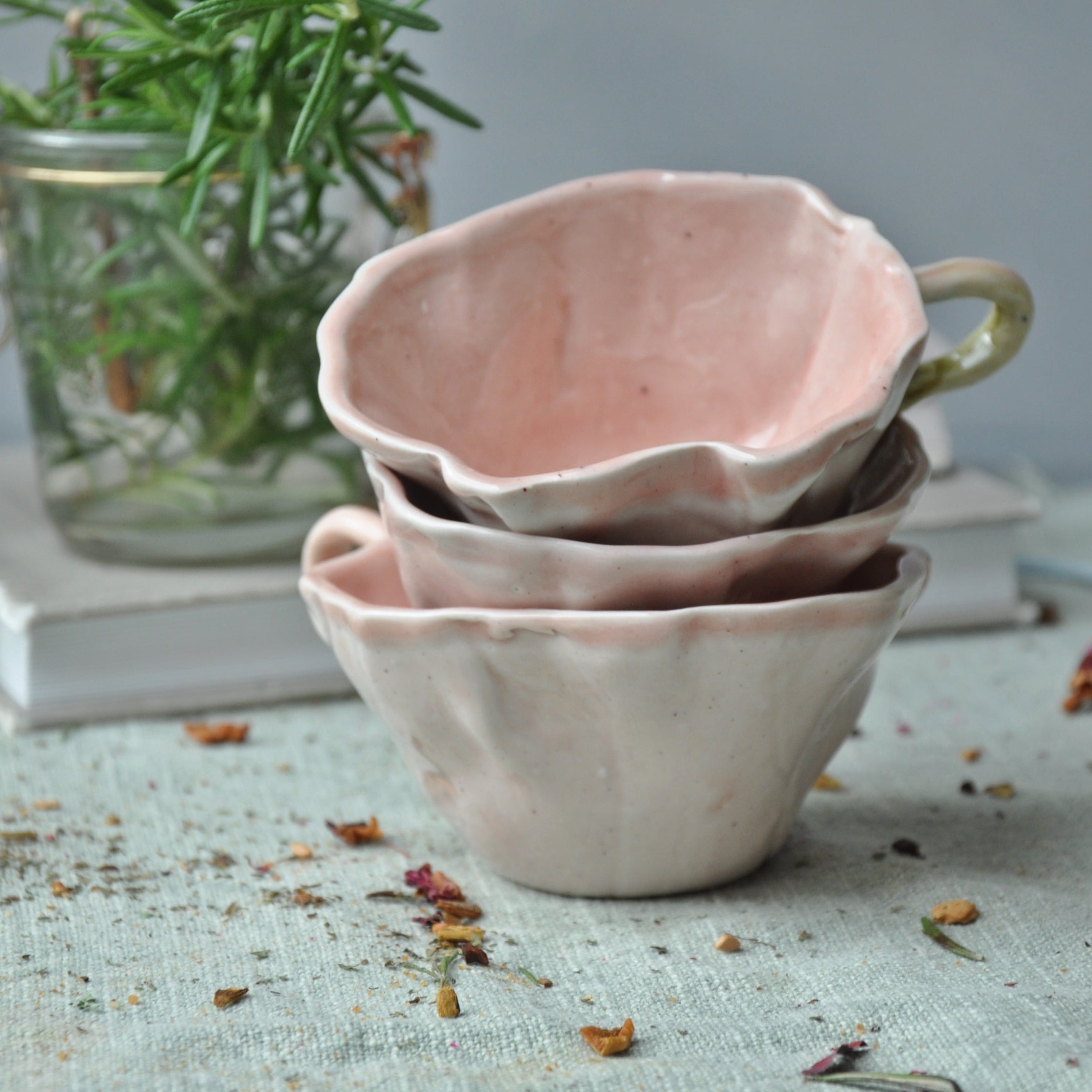 Tasse in Blütenblatt-S-Form