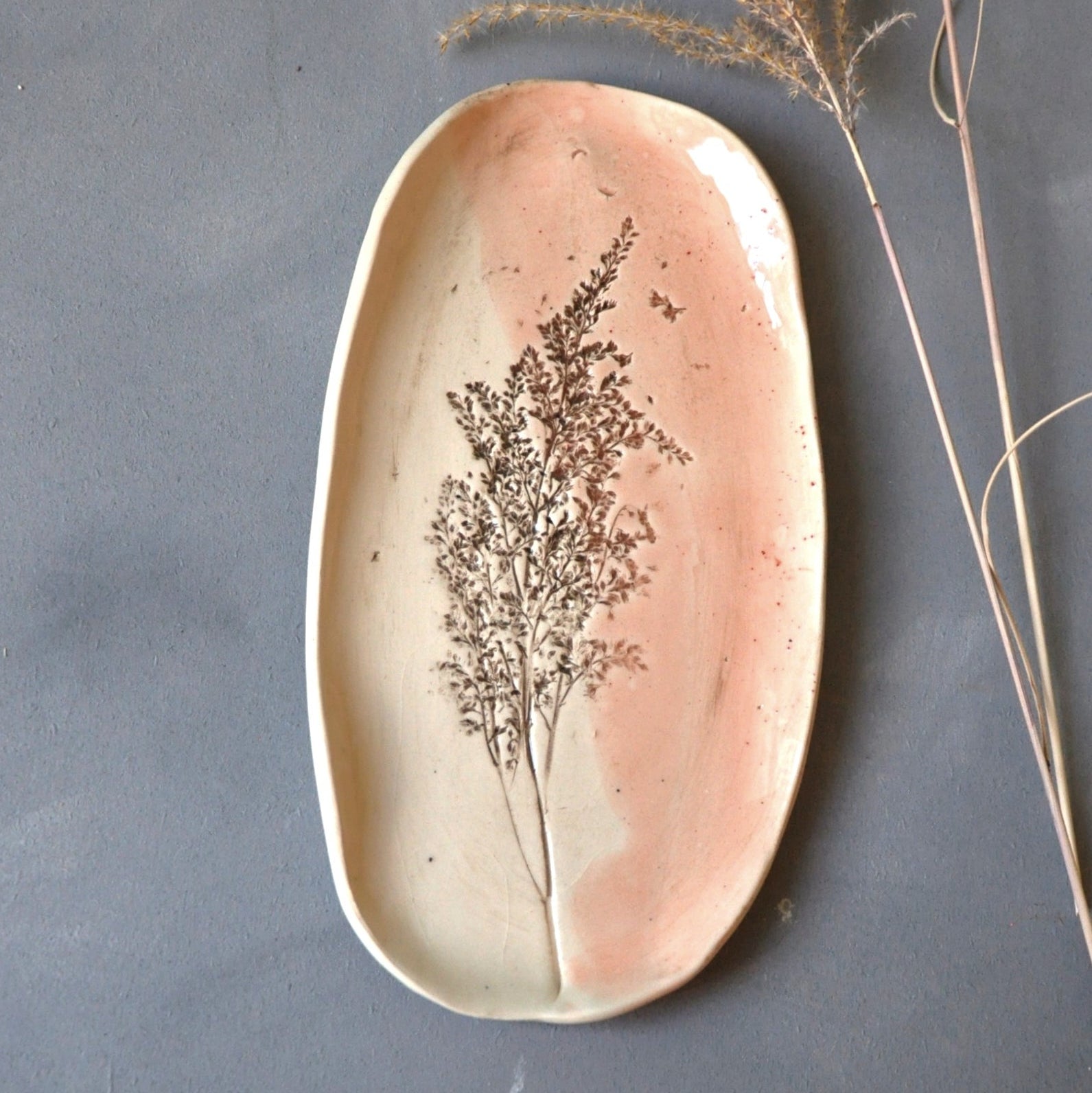 Tablett, Motiv M oval Gras