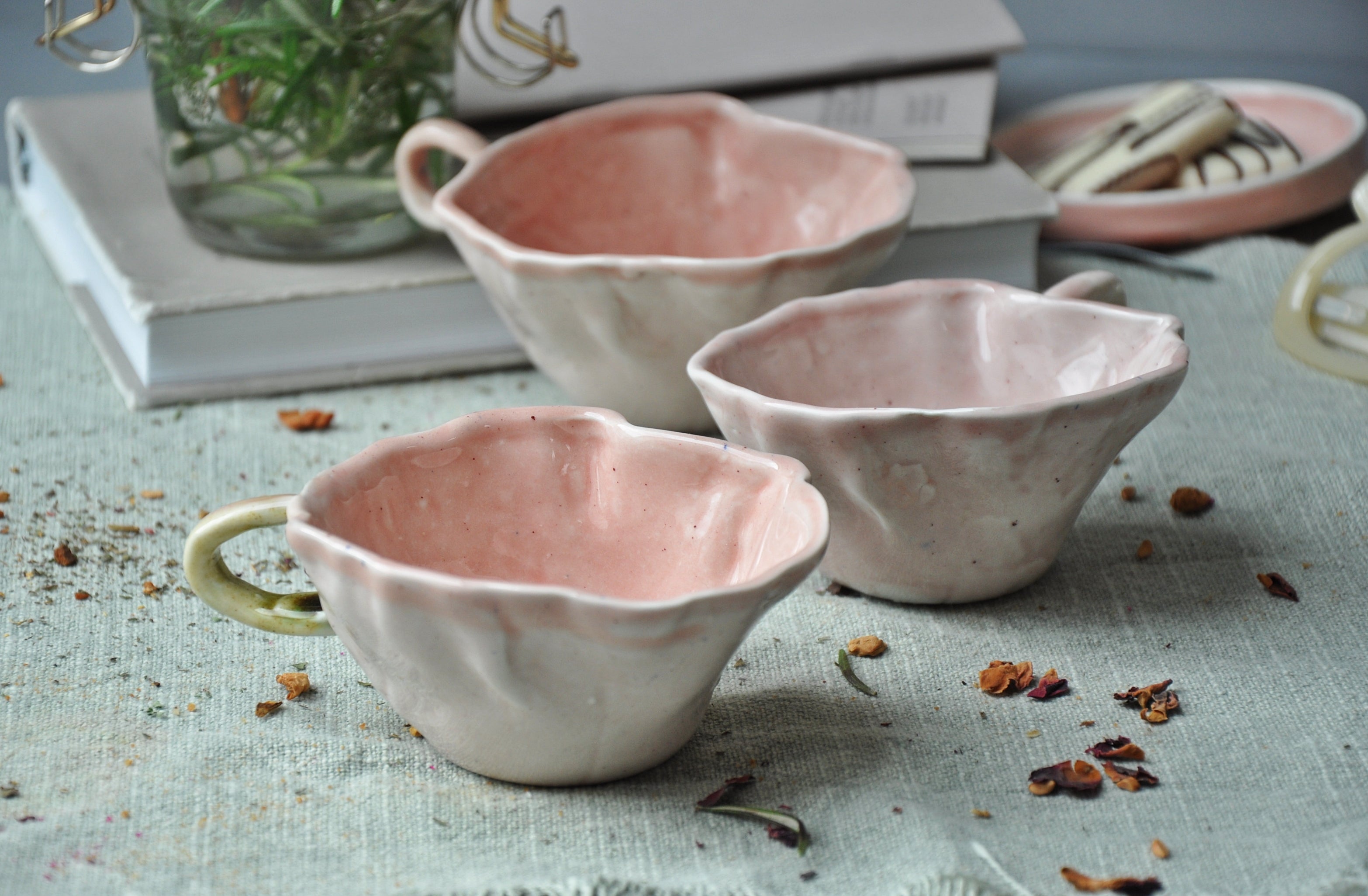 Tasse in Blütenblatt-S-Form