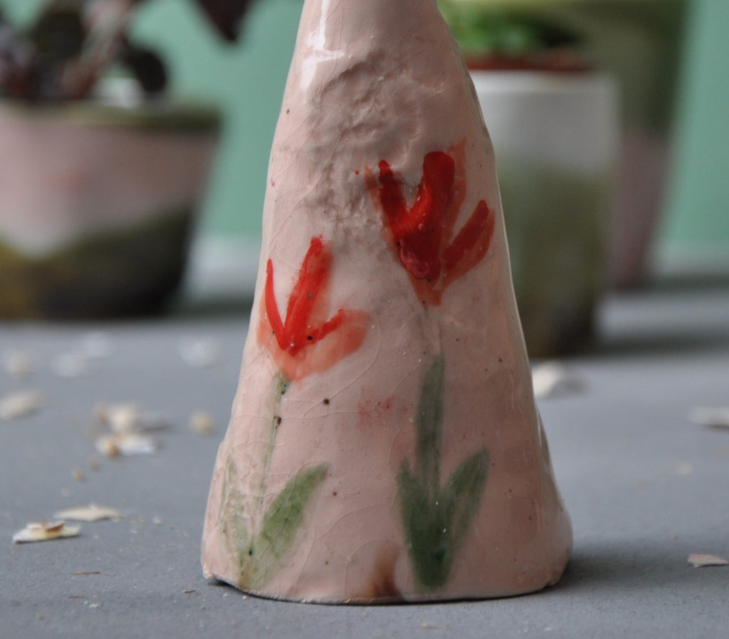 Osterhenne mit Tulpen