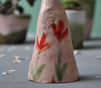 Osterhenne mit Tulpen