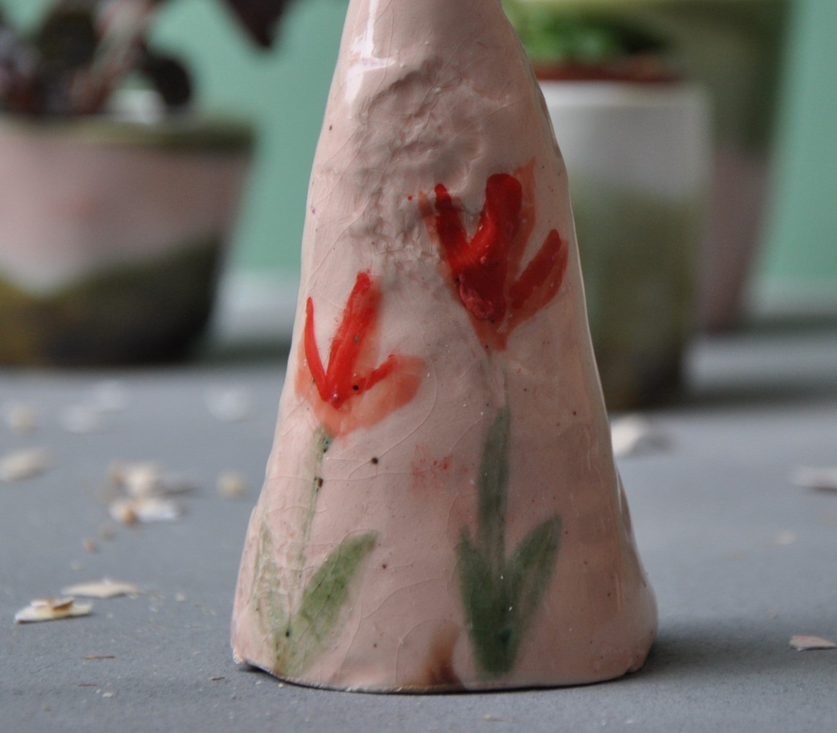 Osterhenne mit Tulpen